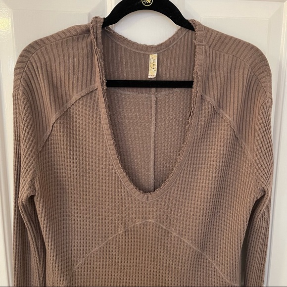 ๐HOST PICK๐ NWOT Free People Taupe Drippy long sleeve waffle print thermal T - Picture 4 of 16